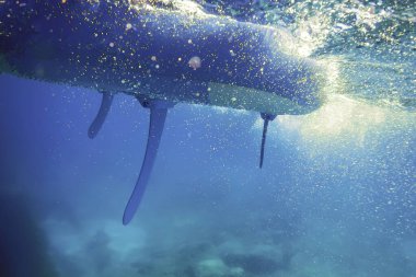 Denizde kabarcıklar ile Su altı Görünümü Kalk