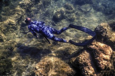 Zıpkınla Balıkçı Kayalık Deniz yatağında yüzüyor, Spearfish