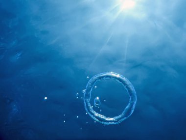 Kabarcık halkası Su altında güneşe doğru yükselir