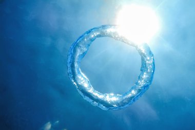 Kabarcık halkası Su altında güneşe doğru yükselir