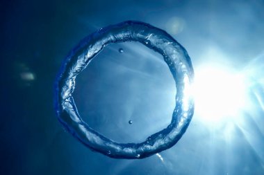 Kabarcık halkası Su altında güneşe doğru yükselir