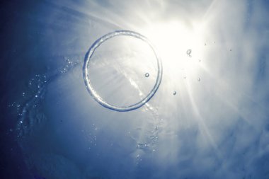 Kabarcık halkası Su altında güneşe doğru yükselir