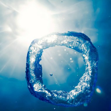 Kabarcık halkası Su altında güneşe doğru yükselir