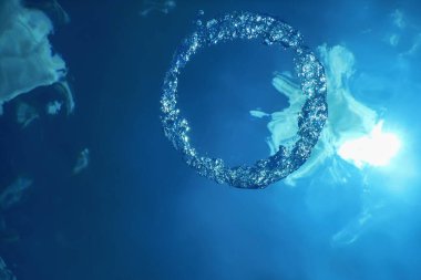 Sualtı Baloncuk Halkası Güneş 'e doğru yükseliyor