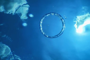 Sualtı Baloncuk Halkası Güneş 'e doğru yükseliyor