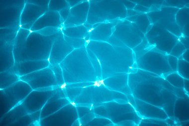 Yüzme havuzu suyu. Dalgalı Su. Güneş Yansıma arkaplanı.