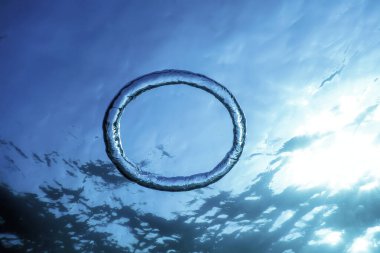 Kabarcık halkası Su altında güneşe doğru yükselir