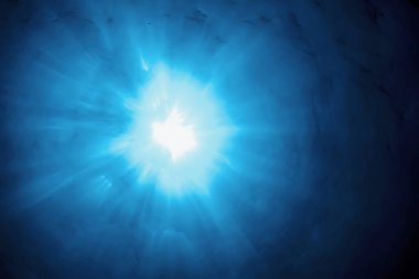 Güneş ışınları berrak suda kırılıyor