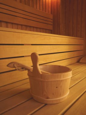 Tahta saunanın içi ahşap kovayla saunayı yaktı.  