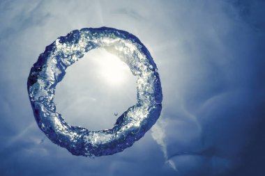 Kabarcık halkası Su altında güneşe doğru yükselir