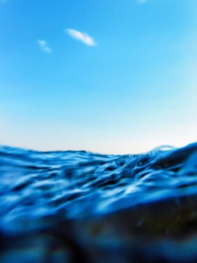 Deniz dalgası yakın, alçak açılı su arkaplanı