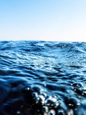 Deniz dalgası yakın, alçak açılı su arkaplanı