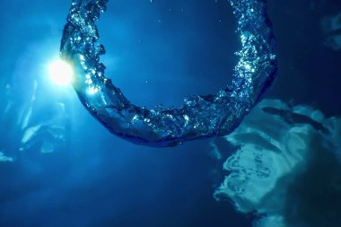 Sualtı Baloncuk Halkası Güneş 'e doğru yükseliyor