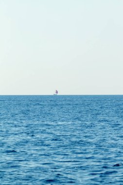 Denizde uzak yelkenli, yaz tatili.