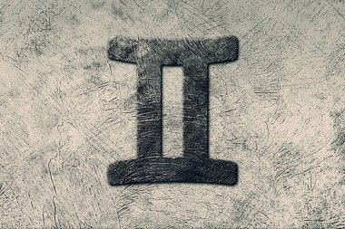 Açık Gri Arkaplanda İkizler Burcu Kara Grunge İşareti