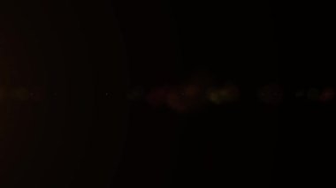 Lens patlaması, optik lens patlaması, ışık efekti, siyaha parlayan ışık. Tam HD. 4K.