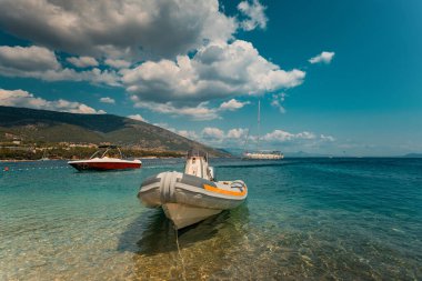 Zlatni Rat, Hırvat adasının güney kıyısındaki Bol liman kasabasının yaklaşık 2 kilometre batısında yer alan bir kara parçası..