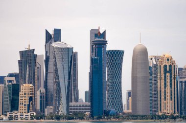 Doha, Katar 'daki modern binalar. Katar 2010 ve 2023 yılları arasında dünyanın en hızlı gelişen şehriydi. Bu fotoğraf Doha, Katar 10-04-2024 'te çekildi.