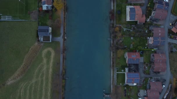 Aerial Topo Anjo Para Uma Pequena Aldeia Rio Interlaken Suíça — Vídeo de Stock