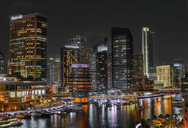 Gece Dubai Marina 'sı. Dubai dünyanın en hızlı büyüyen şehridir. BAE 12-01-2024