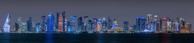 Doha 'nın geceleri gökyüzü panoramik görünümü, Katar