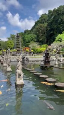 Tirtagangga - Kraliyet Su Sarayı, Karangasem 'in son kralı tarafından inşa edildi. Endonezya 10-05-2022 Balık Havuzu - Su Merdivenleri - Park içindeki Restoran.