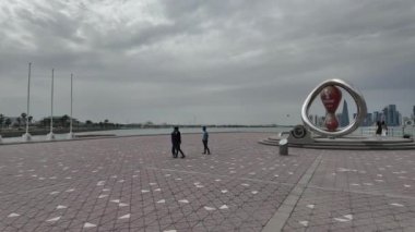 Bulutlu bir günde Doha Corniche için aşırı hızlandırılmış görüntü, Doha, Katar 09-04-2024