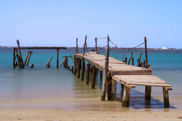 Tunus 'un uzak adasında küçük bir ev ve eski bir marina.