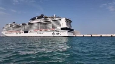 Eski Doha Limanı 'ndaki MSC Virtuosa Cruise gemisinin göz kamaştırıcı manzarası. Doha, Katar 03-03-2024