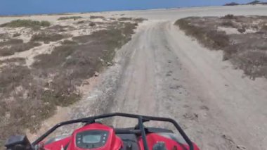 Pov erkek, ıssız bir adada kum arabası kullanıyor..