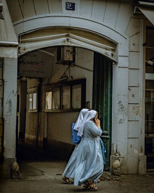 Hırvatistan 'da eski kilisenin önünde yürüyen iki Katolik rahibe