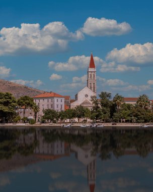 Hırvatistan 'da uzak bir adada su yansıması olan eski bir kilise