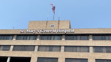 St. Mary hastanesinde Amerikan bayrağı sallanıyor. New Jersey, ABD 19 Haziran 2023