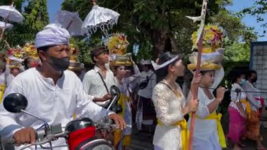 Balili Hindu alayı. Bali Hindu dini törenleri. Bali, Endonezya 13 Mayıs 2022