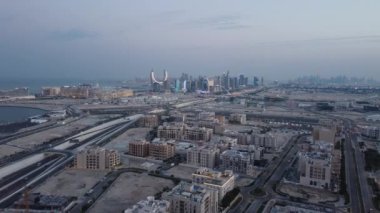 Katara Kuleleri ve Katar 'daki Ticaret Bulvarı için hava görüntüleri