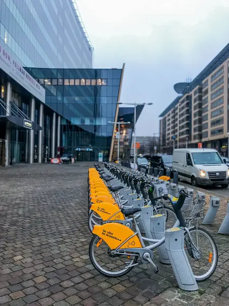 Villo sırası Brüksel, Belçika 'da bir istasyonda parketmiş bisikletleri paylaşıyordu. Brüksel, Belçika - 29 Aralık 2018