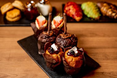 Siyah kesim tahtası ve ahşap arka planda kek kekleri. 