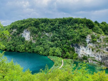 Hırvatistan 'ın Zagreb kentinde Plitvice Lakes Ulusal Parkı ve bulutlu gökyüzü