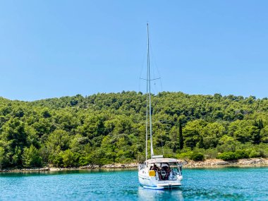 Öğle vakti kıyı şeridi yakınında yelkenli ve Hırvatistan 'ın Split kentinde mavi gökyüzü