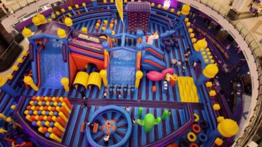 Alışveriş merkezinin içindeki alışveriş merkezinde zıplayan çocuklar. Şehir merkezi AVM Doha, Katar 19 Ekim 2024