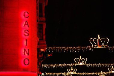Gazino kelimesi Hollanda, Amsterdam 'da neon ışıklarıyla ve Noel ışıklarıyla aydınlanıyor.