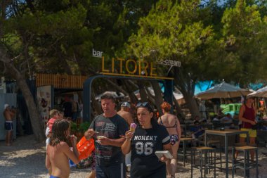 LITORE Dondurma Barı 'nda yaz plajı titreşimleri, deniz kenarında serinleyen turistler, Bol, Hırvatistan 19 Haziran 2024