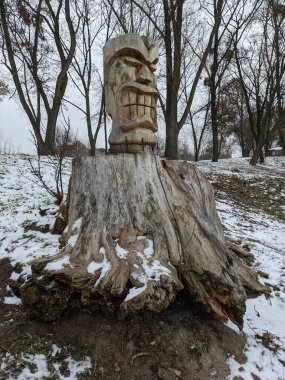 Parktaki eski ahşap heykel.