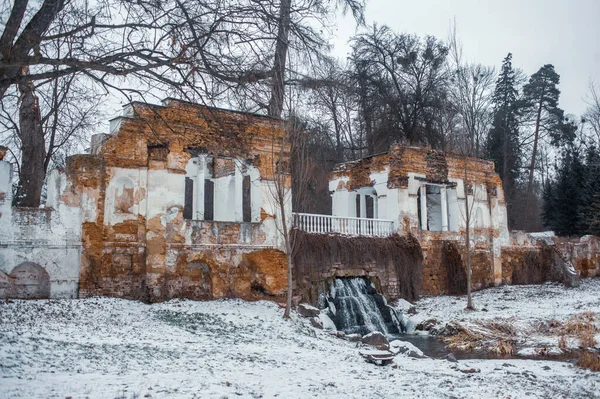 Vieux Bâtiment Ruine Avec Petite Cascade Dans Parc — Photo