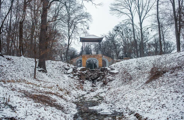Kışın Parktaki Bir Derenin Üzerindeki Dekoratif Köprü — Stok fotoğraf