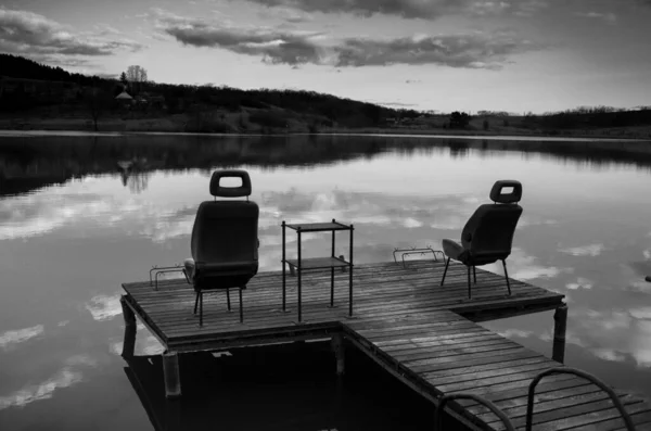釣り場や椅子のある湖や桟橋の白黒写真 — ストック写真