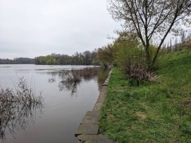 Nehir taşınca şehir parkı suyla doldu.