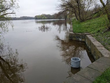 Nehir taşınca şehir parkı suyla doldu.