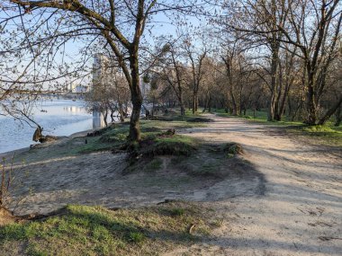 Nehir kenarındaki boş bahar parkının güzel manzarası 