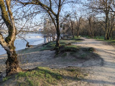 Nehir kenarındaki boş bahar parkının güzel manzarası 